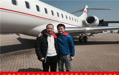 安踏集團(tuán)總裁丁世忠與天守集團(tuán)董事長蔡天守合影留念